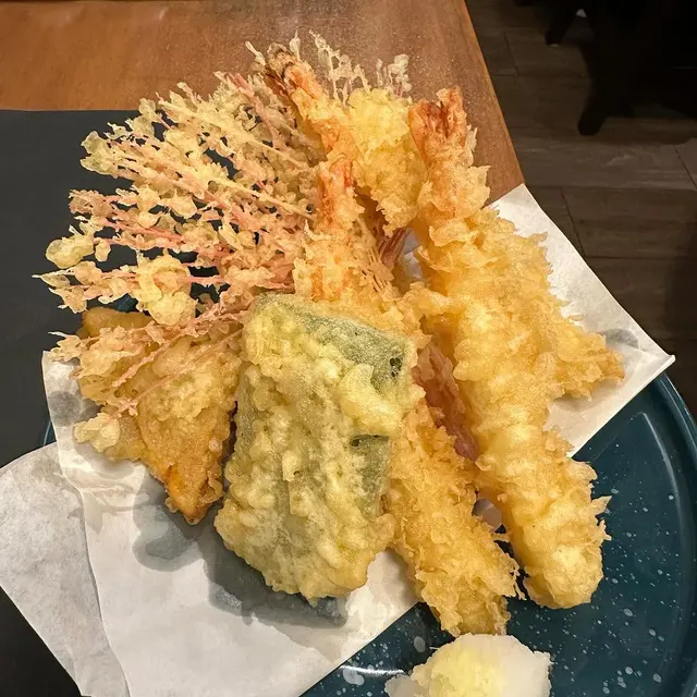 天婦羅蝦大隻而且軟嫩，炸粉唔算厚身，仲有甜薯、南瓜、茄子等蔬菜，加埋粉紅色素麵炸成櫻花樹嘅樣，好啱用嚟送梅酒 🥃