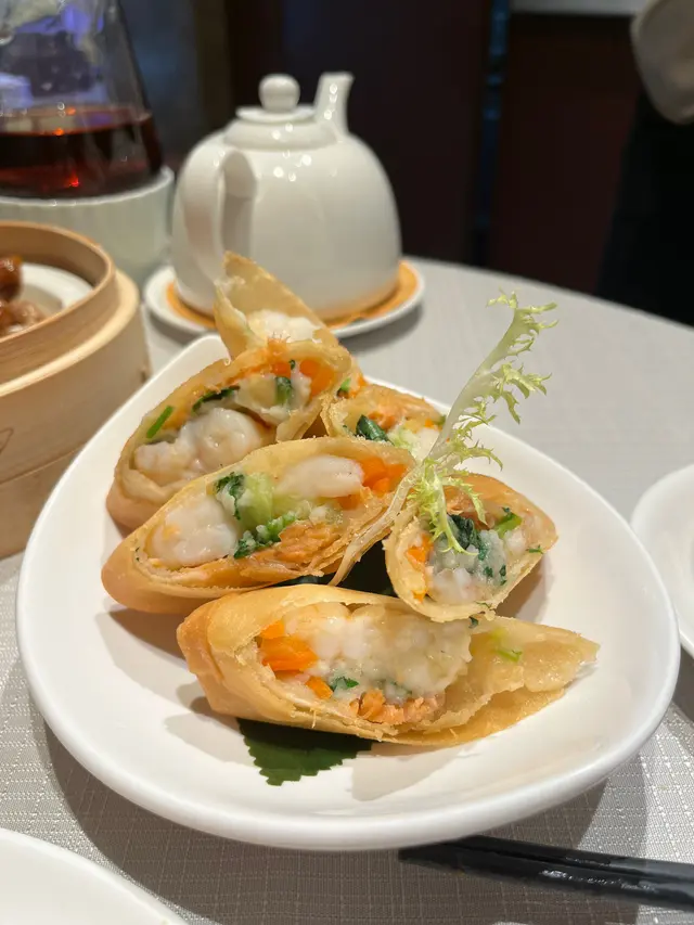 春卷皮十分鬆脆又唔會好油膩￼
🍤鮮蝦又大粒又彈牙，好新鮮￼
但裏面的配菜味道較重￼ ，有少少搶咗蝦嘅￼鮮味
但整體都好好食，都必食推介￼