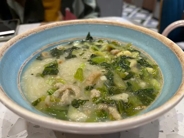 這個雪菜肉絲米粉也跟外面的餐廳有點不同,當中加了一些蔬菜粒、口感較為爽口