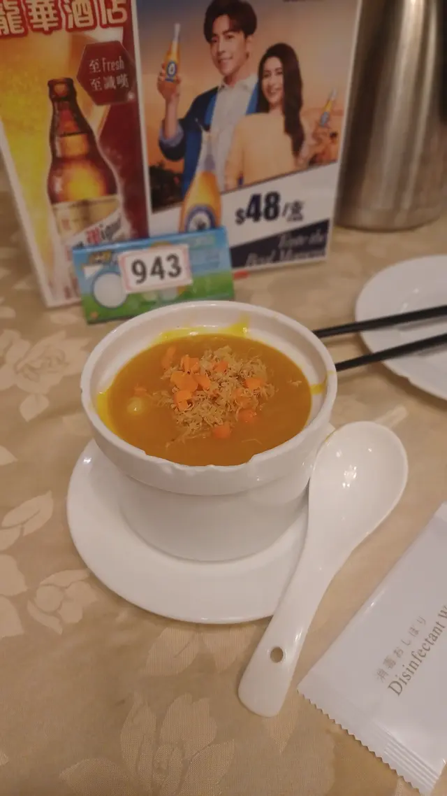 很多花膠,很多江搖柱,蟹肉,蝦肉,土尤……紅蘿蔔