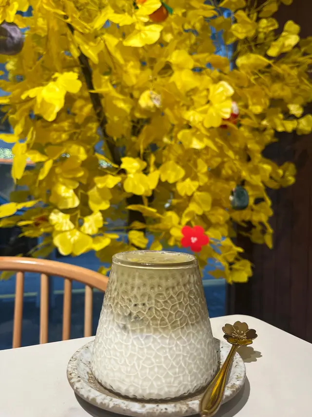 面頭係400次焙茶奶蓋 口感順滑稠身 奶味香濃 如果焙茶味濃郁少少會更好‼️整體微甜 淡淡茶香 唔會苦澀👍🏻