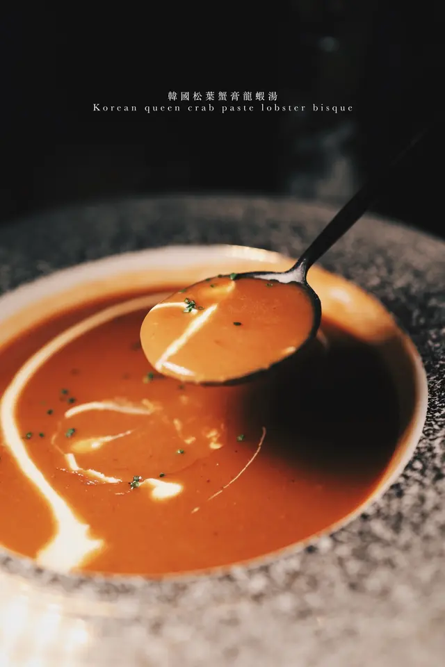 龍蝦湯加入了松葉蟹膏熬製,味道鮮甜又濃郁