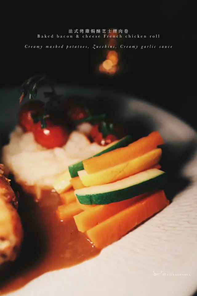 配以蒜香奶油汁,幼滑薯蓉、意大利黃瓜、蘿蔔、青瓜等伴碟