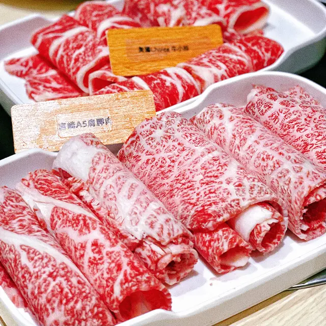 主角緊係A5和牛啦!🐮雖然其他肉肉都係任食,但A5和牛真係越食越滿足!雪花紋完美,紅白顏色嘅賣相令人食慾大增!