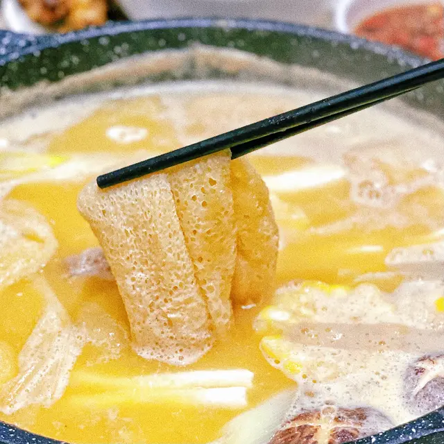 竹笙更加可以嗦晒湯底嘅精華,脆脆地嘅口感仲係爆汁㗎!