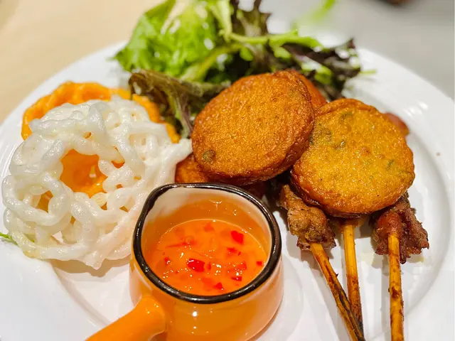 串燒拼盤熱辣辣新鮮製造, 有炸魚餅同埋雞肉牛肉串燒,🍢尤其是炸魚餅裏面充滿咗泰式嘅香料例如有金不換,而且魚膠做到彈一彈再點正宗嘅甜酸汁簡直係經典嘅味道。