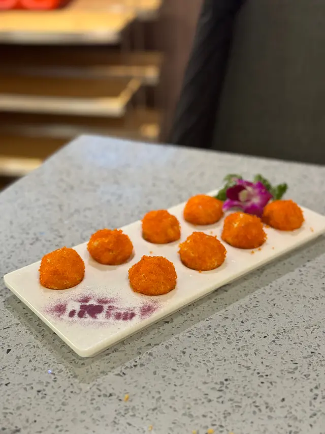 墨丸上面包滿一層蟹籽 墨丸超彈牙
加埋蟹籽口感好豐富