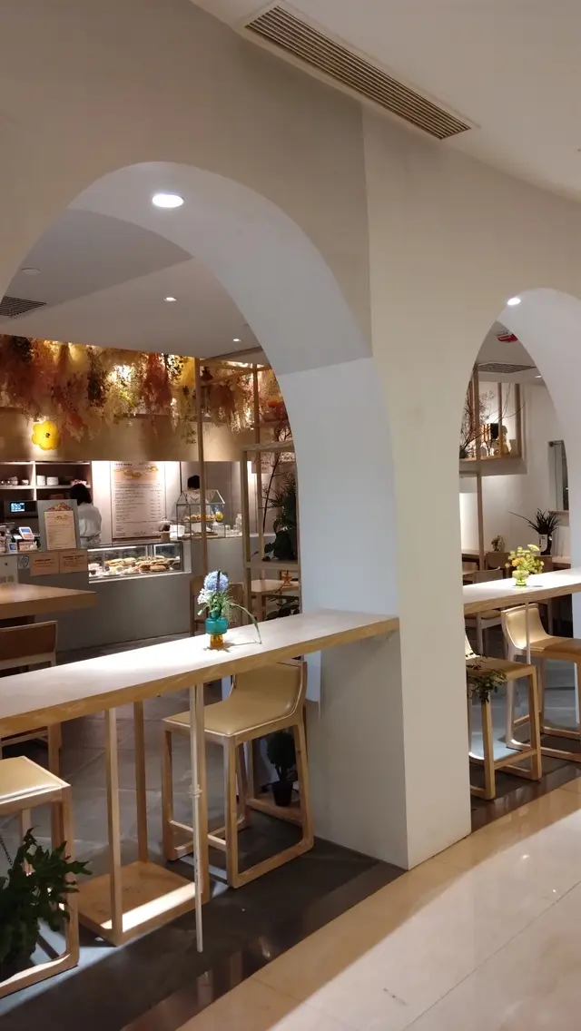 桌上放上真花擺設