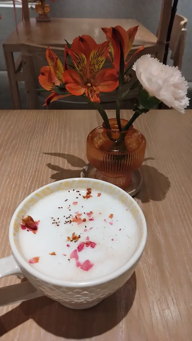 Hot Earl Grey Rose Caramel Milk Tea