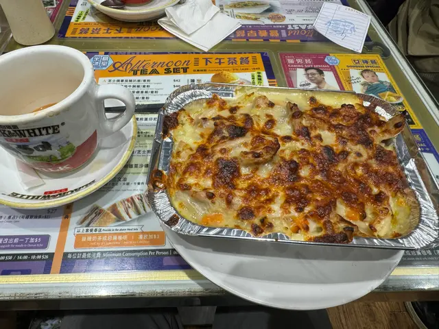 白汁焗飯不錯，茶檔來講