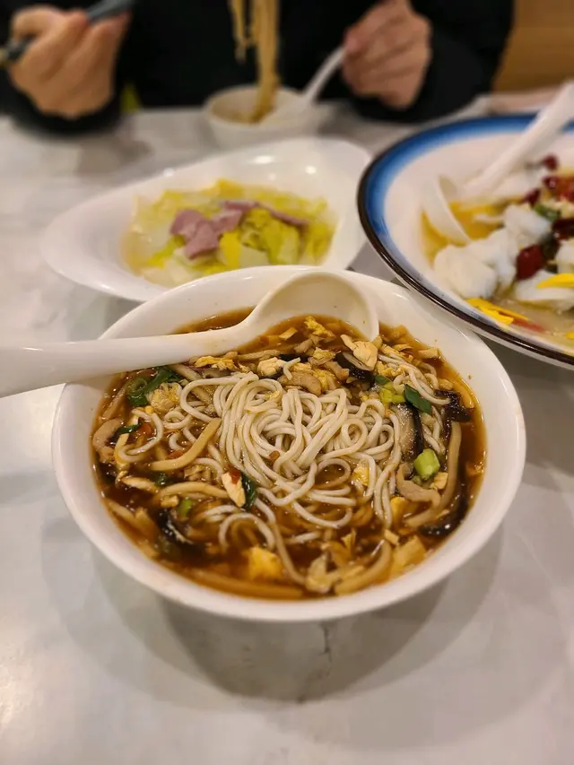 酸辣湯麵好多配料,酸辣比例剛剛好,若然味道再濃啲更合我口味。