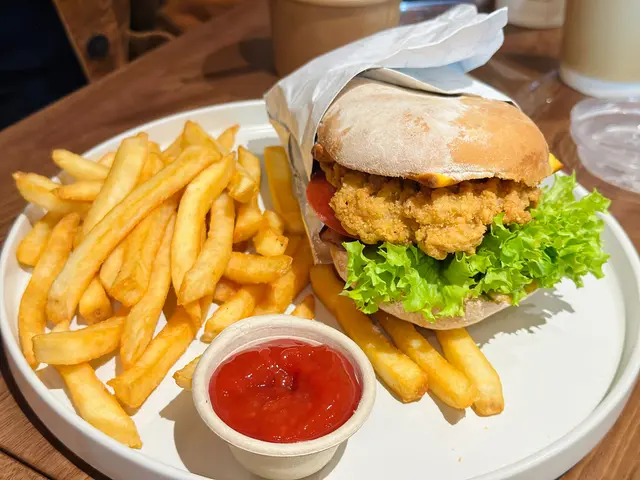 意式脆雞包配薯條