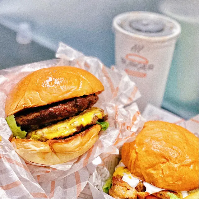 煙肉係夾喺漢堡包入邊嘅🥓黐住啲芝士有鹹鹹香香嘅味道，芝士仲會有奶香嘅味道添！