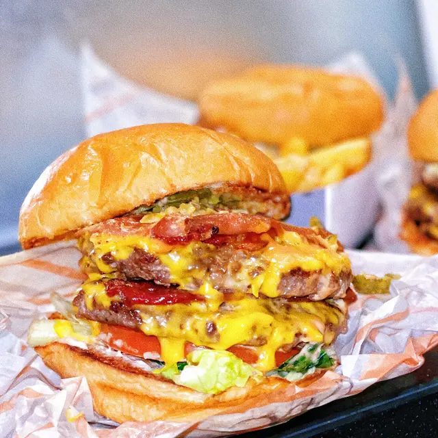 安格斯牛肉漢堡嘅肉汁亦都鎖得好好,咬落去係爆汁嘅感覺!💦配埋佢哋自家製嘅醬汁,酸酸甜甜好好味!🤤