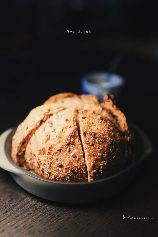 混合多種穀物製成的酸種麵包,外脆內韌