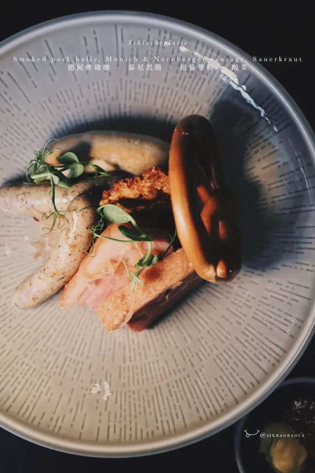 煙豬腩配上脆豬皮、兩款香腸、pretzel、酸菜、兩款芥末