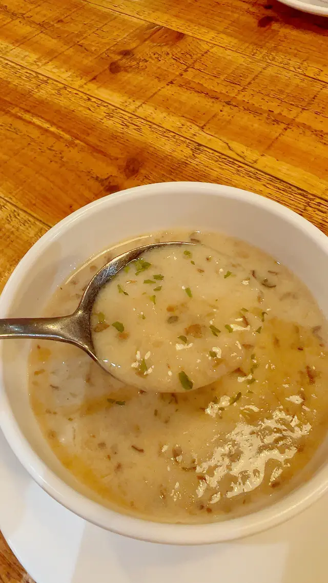 一碗熱騰騰的忌廉蘑菇湯,就像那令人無法抗拒的香滑質感。首先,顏色呈現出自然的米白色調,微微泛著蘑菇特有的土棕色斑點,視覺上就讓人感到一份純樸自然的美好。