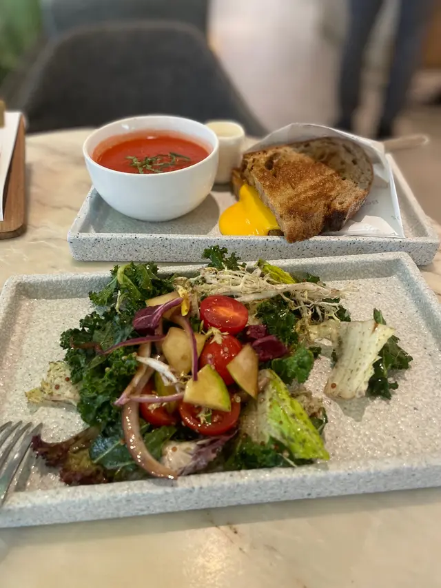 三重芝士三文治, 蕃茄濃湯, 羽衣甘藍沙律, 黑糖姜母茶