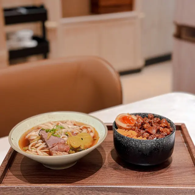 紅燒牛肉麵拼古早滷肉飯