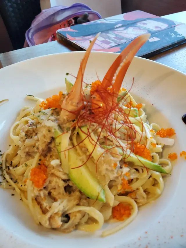 飛魚籽蟹肉蟹糕炒扁意粉