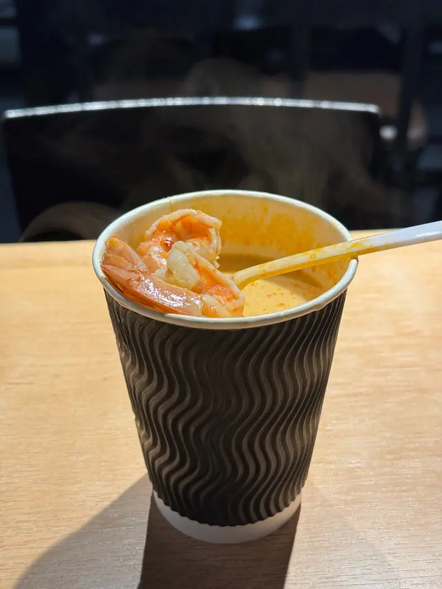 依個冬蔭公係我飲過既入面印象比較深刻
除左因為佢好特別咁用杯裝好方便之外
好重椰汁味 顏色比較奶黃 飲落好滑唔辣😻