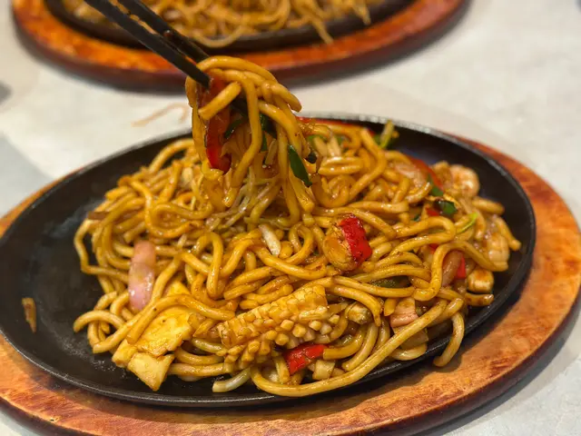 鐵板麻辣海鮮炒烏冬