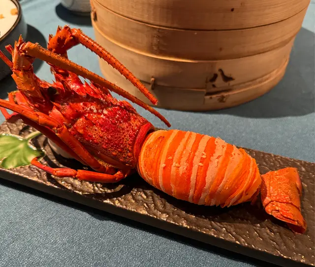 打卡必叫的酥點 龍蝦賣相好可愛 像真度好高👍🏻外皮鬆化 黃金餡料味道唔算好出 但係裡面有龍蝦肉 好讚的一環