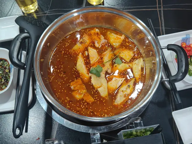 呢個麻辣雞煲帶有芝麻香味，好開胃。麻辣雞煲好惹味，雞肉好嫩滑。用嚟做火鍋湯底都唔錯，有麻辣嘅香氣，又有海鮮嘅鮮甜