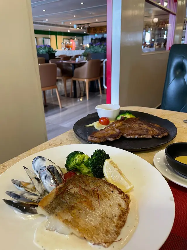 香煎鱸魚柳伴藍青口配香蘭地忌廉汁