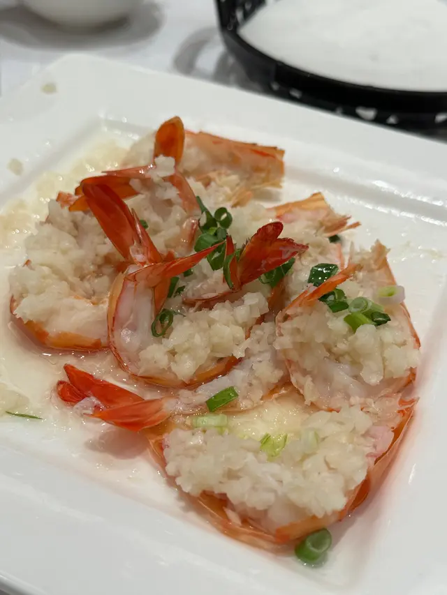 真。清蒸 笑死😆明明就很多蒜 但吃起來非常乾淨沒到很大隻 卻已經完全能夠一口蝦子🦐吃進去了