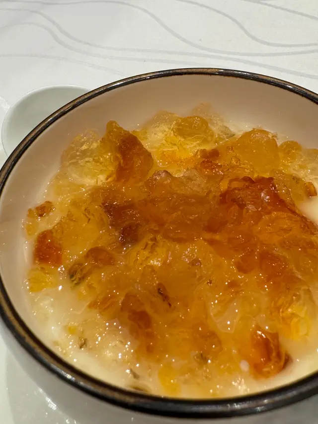 桃膠沒到很Q 啫喱狀的偏硬點 而底的就是一層燉鮮奶鮮奶沒有添加很多糖份 反而是靠上面的桃膠提供甜味～吃起來就是份健康 又滋潤自體的一份～～