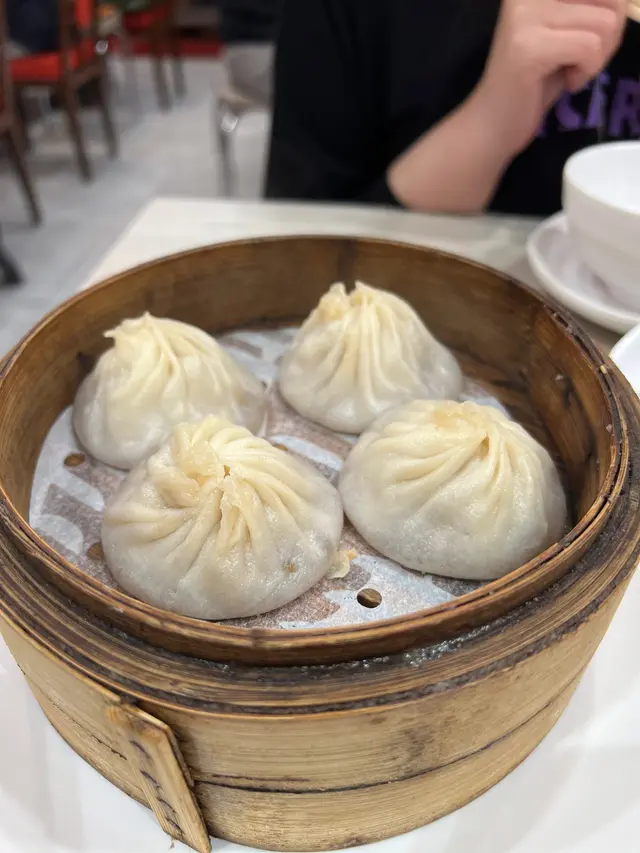 即叫即蒸♨️每粒都熱辣辣
一夾🥢就知幾有料
夾落去唔容易穿
爆多湯汁💦💦好JUICY😋😋