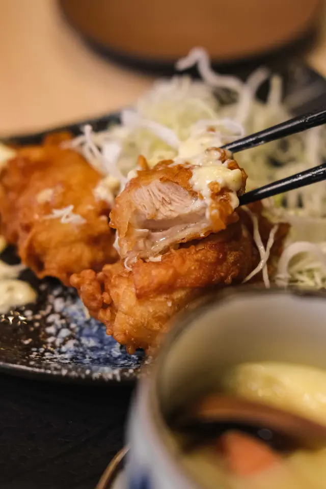 之前食開炸豬扒飯，都知道佢炸物係做得出色。今次試咗佢嘅南蠻炸雞，果然不負所望，好食! 
新鮮炸起嘅大大舊雞塊，肉嫩多汁，再點沙律醬一齊食係完美嘅配搭。成個set有湯有菜有蒸蛋先係$75 好抵食，真心推介👍🏼