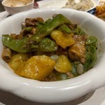 又一東北名菜，材料都燜得很入味很軟淋，很下飯的菜！油豆角口感淋滑，美味！