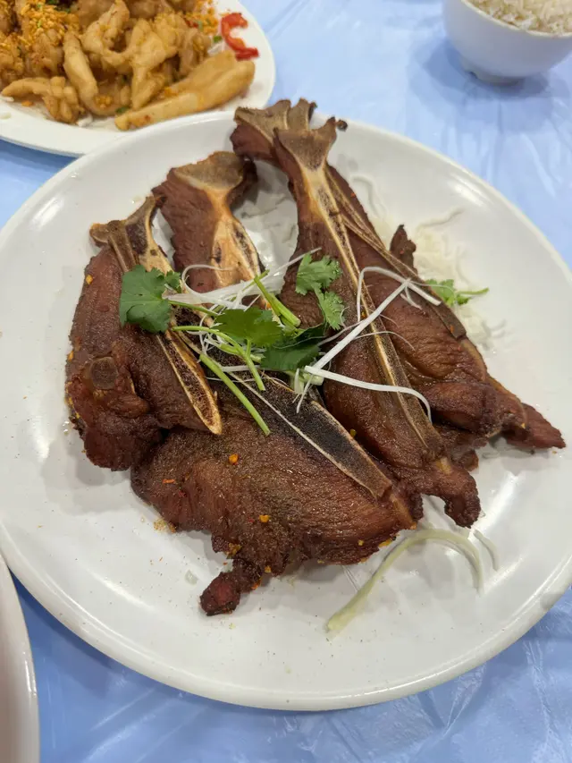 大大嚿,一定要用手揸住食先夠滋味,肉質鮮嫩,香辣孜然味,好惹味,好食到停唔到口😋!