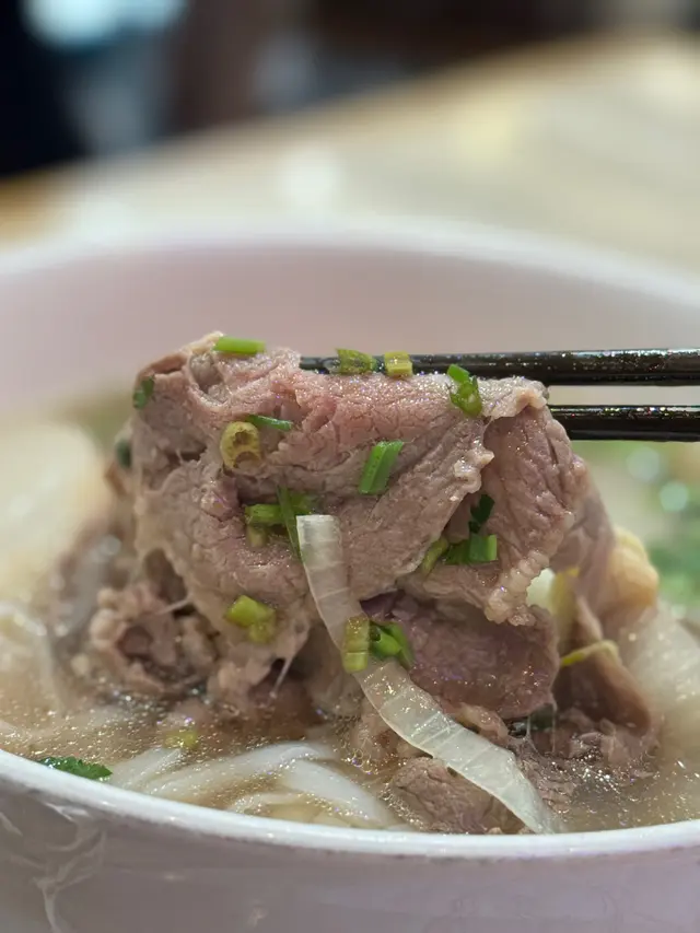 牛肉份量多 粉嫩嘅牛肉口感柔軟唔柴🐮
湯底好清唔味精～河粉好滑溜唔會痴埋一餅