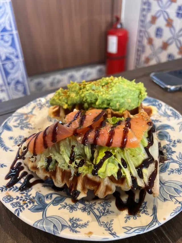 牛油果煙三文魚窩夫