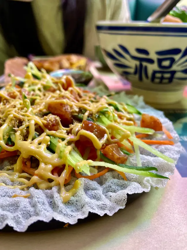 越南米紙做薄餅底好脆
上面有好多蔬菜絲（紅蘿蔔/青瓜）
仲有好多一粒粒蠟腸？好特別
再配上甜甜酸酸醬汁
口感豐富好好味