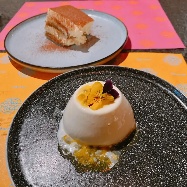 奶凍配百香果醬