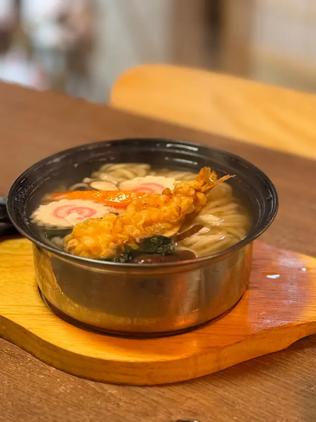扁身烏冬 配冬菇、鳴門卷等 
重頭戲係隻天婦羅大蝦🍤蝦大隻彈牙炸皮薄
湯底好清唔味精 食完暖笠笠🫂