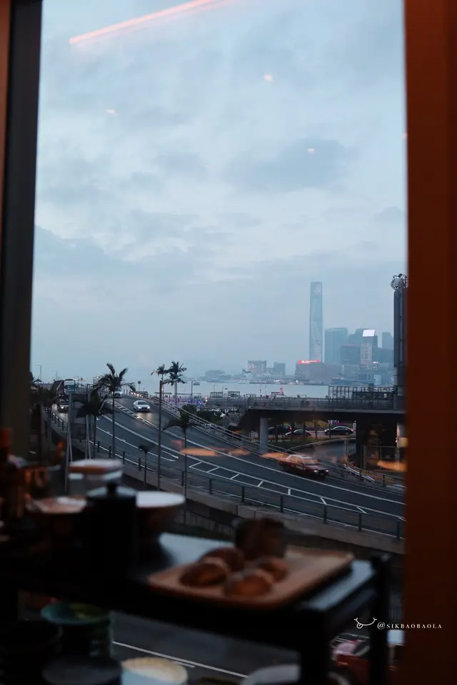 伴著維港海景用餐,實在享受~