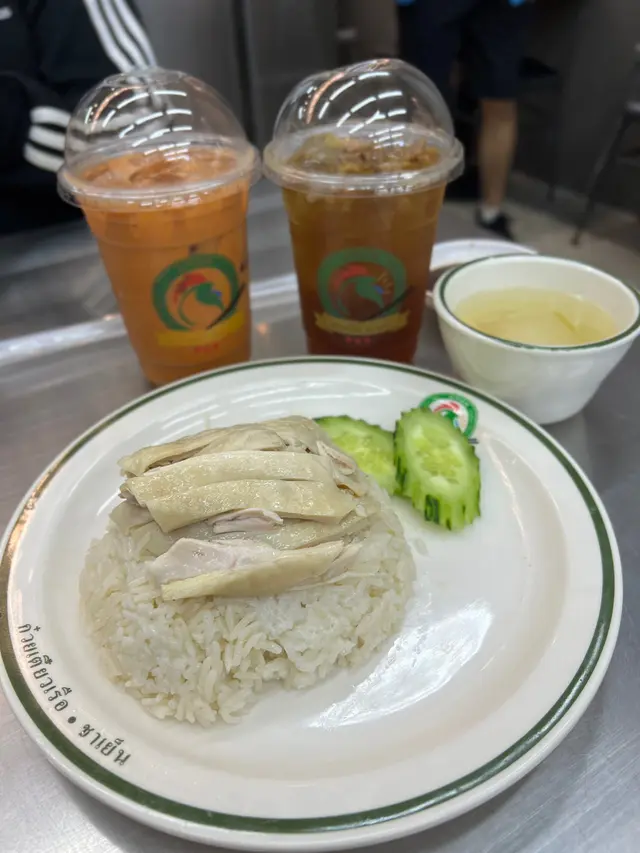 好食。雞飯夠味，只係比較濕