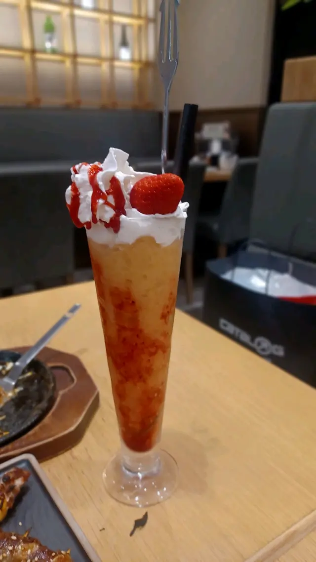 Mocktail 以菠蘿汁及士多啤梨蓉 溝成奶昔口感。味道甜甜加上鮮忌廉。