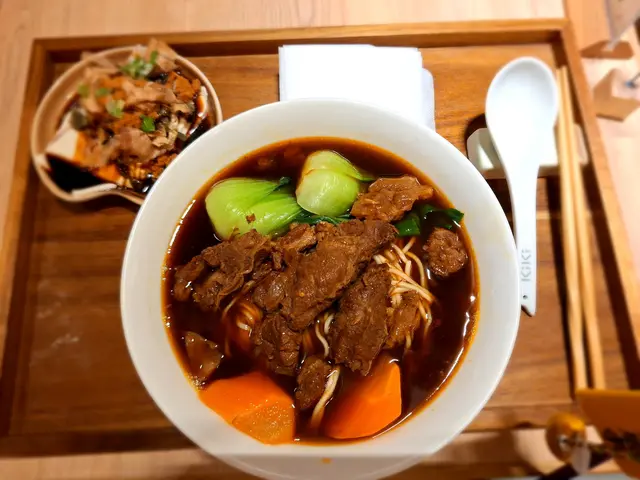 牛肉麵配豆腐皮旦