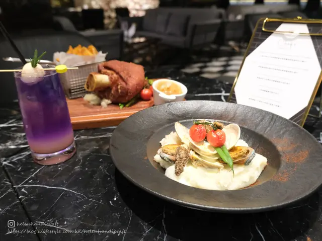 煎鮑魚及大活蜆伴松露薯蓉配牛油白酒汁