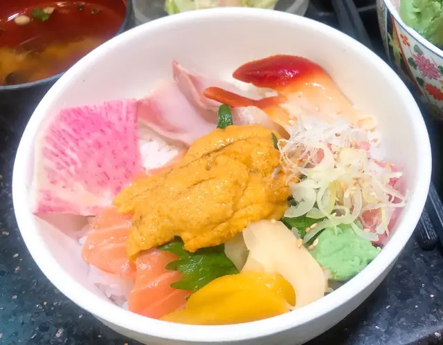 海膽魚生飯