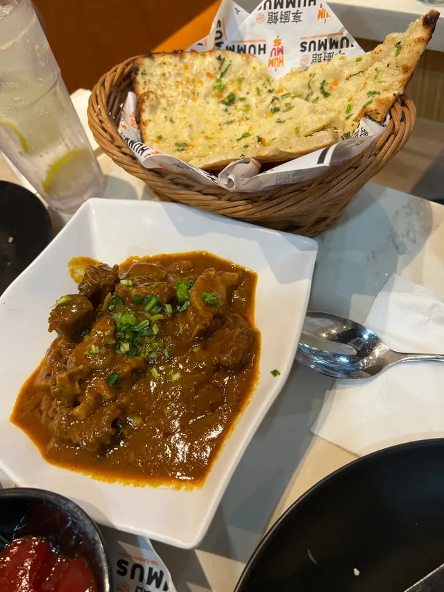 個咖喱就唔係好辣 ￼羊肉都唔錯 ￼
￼咖喱加薄餅真係絕配￼薄餅整得啱啱好 又香又脆