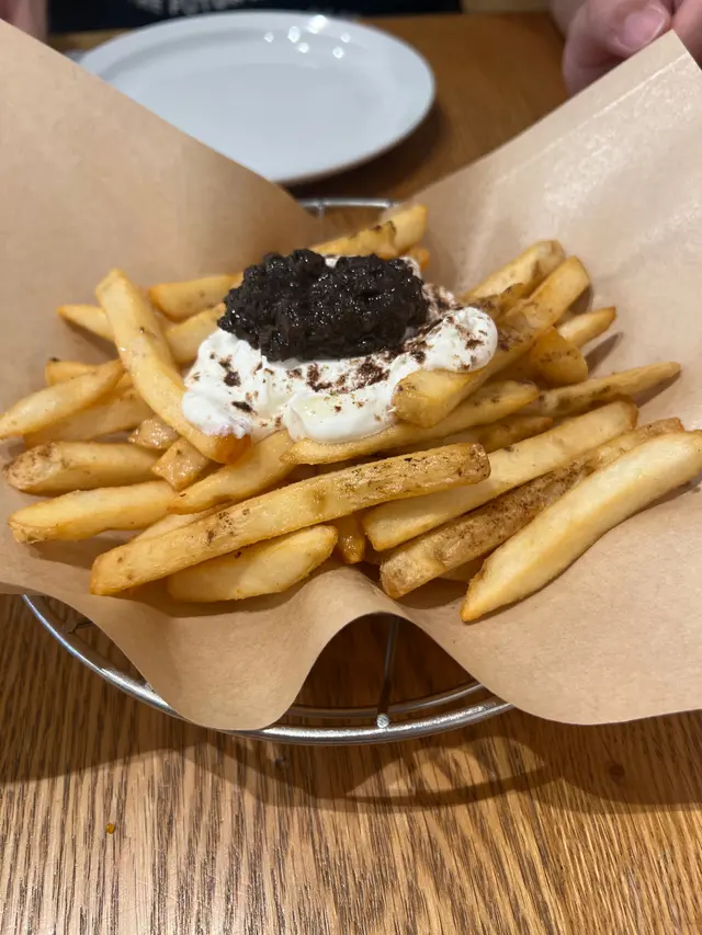 我覺得黑松露同酸忌廉唔夾，好似2個醬咁，所以我會一係點黑松露，一係就酸忌廉，一係就茄汁咁樣食😂

薯條係粗薯，所以好食
另外，黑松露醬好香，好rich既口感，建議分醬感覺更好