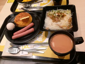 榨菜米菠蘿包,腸仔烚蛋,熱奶茶