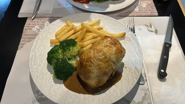 威靈頓牛柳配薯菜 （五成熟）